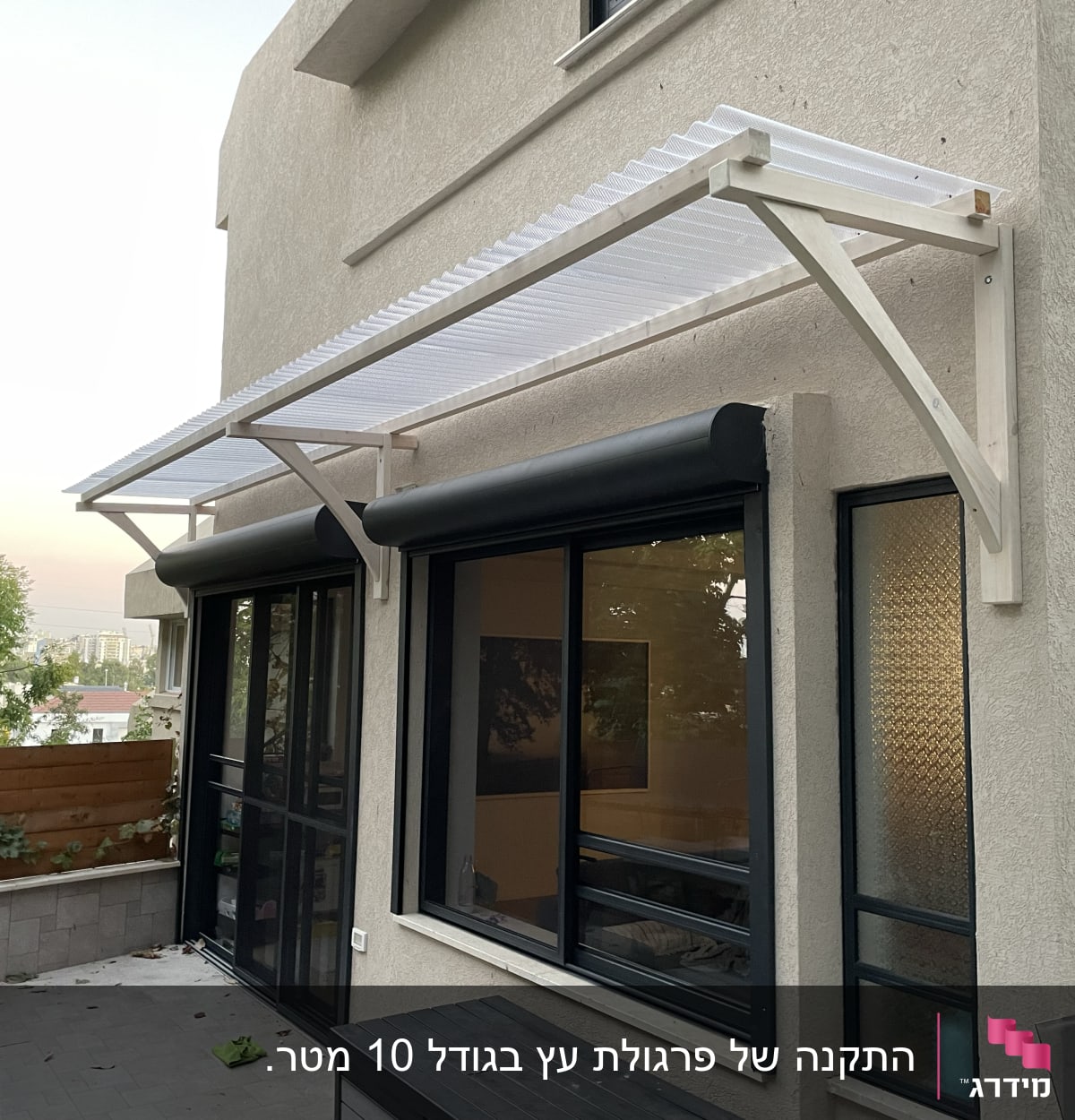 פרגולה מעץ עם כיסוי פלסטיק מעל חלונות